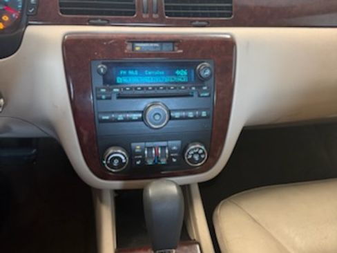 Used 2010 Chevrolet Impala LTZ image 9