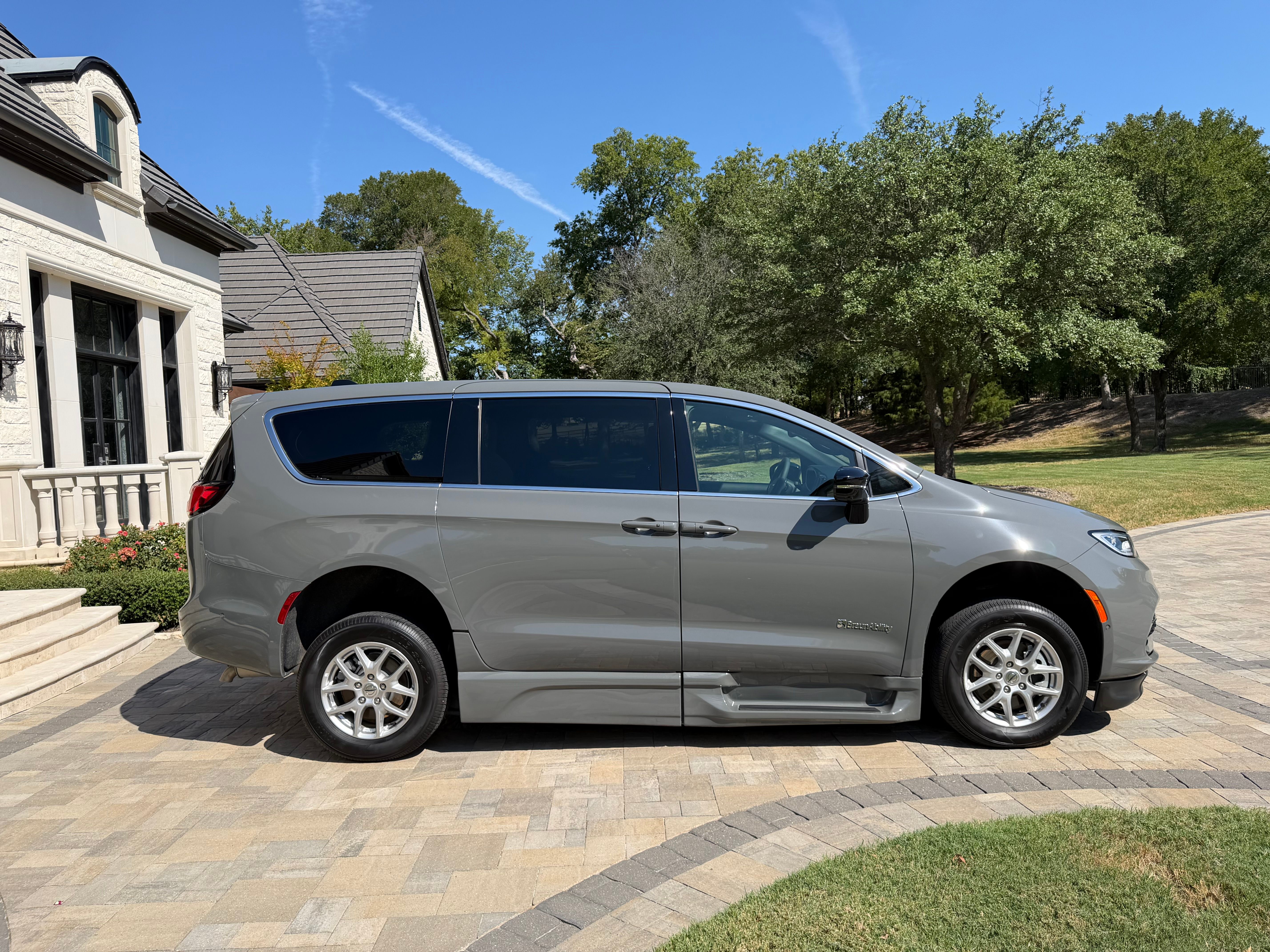 Used 2025 Chrysler Pacifica Select FWD image 2