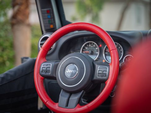 Used 2017 Jeep Wrangler Unlimited Rubicon w/ Connectivity Group image 12