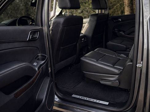 Used 2020 Chevrolet Suburban LT w/ Luxury Package image 5