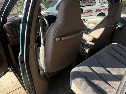 Used 2002 Dodge Caravan SE image 5