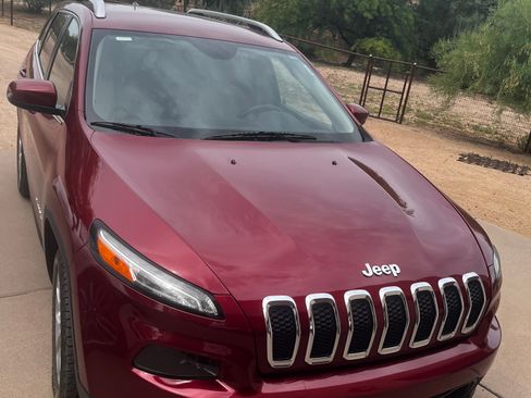 Used 2017 Jeep Cherokee Latitude w/ Comfort & Sound Group FWD image 2