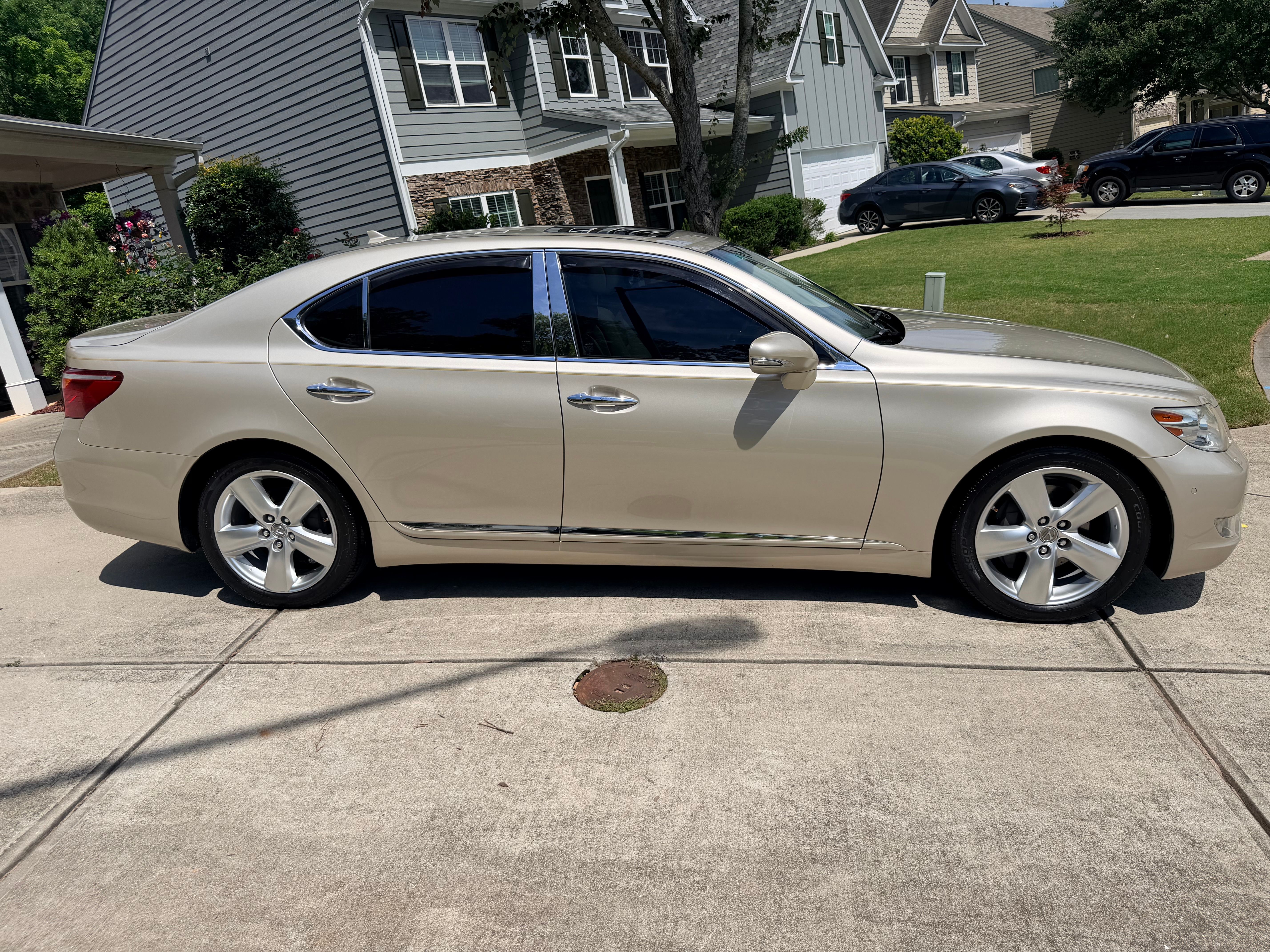 Used 2011 Lexus LS 460 w/ Comfort Pkg RWD image 4