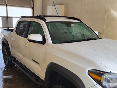 Used 2021 Toyota Tacoma TRD Off-Road image 2