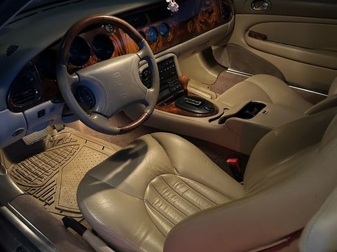 Used 1998 Jaguar XK8 Convertible image 9