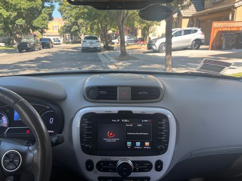 Used 2018 Kia Soul EV image 12