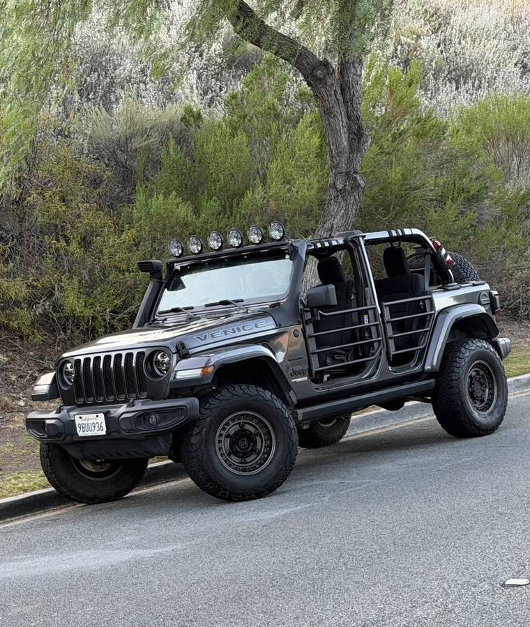 Used 2018 Jeep Wrangler Unlimited Sahara AWD/4WD image 4