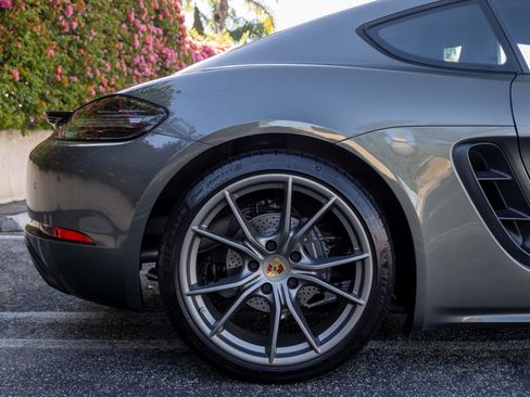 Used 2021 Porsche 718 Cayman image 16