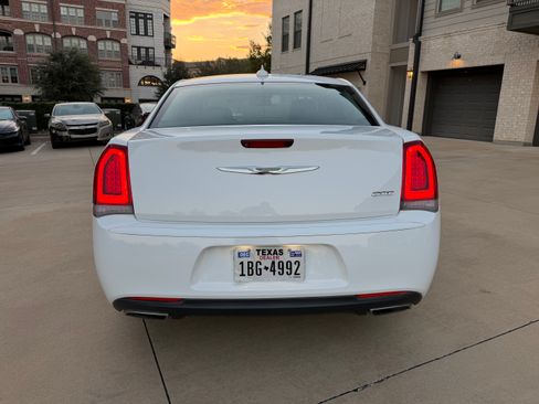 Used 2019 Chrysler 300 Touring w/ Sport Appearance Package RWD image 6