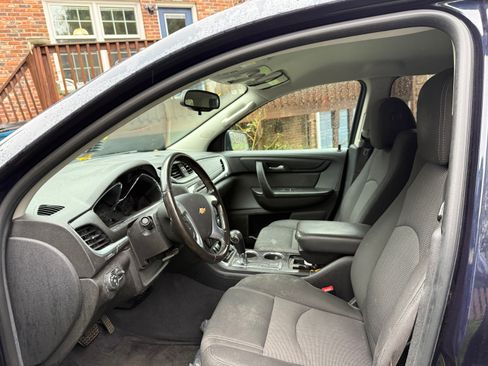 Used 2017 Chevrolet Traverse LT w/ Style and Technology Package image 5