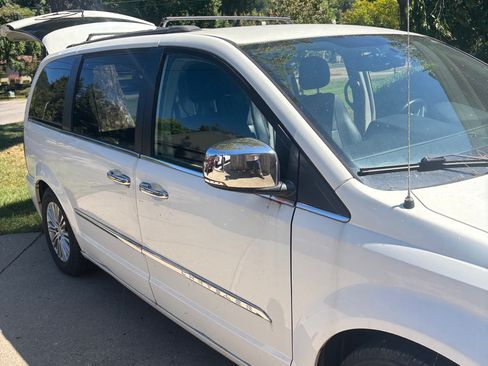 Used 2013 Chrysler Town & Country Touring-L w/ Entertainment Group #2 image 1