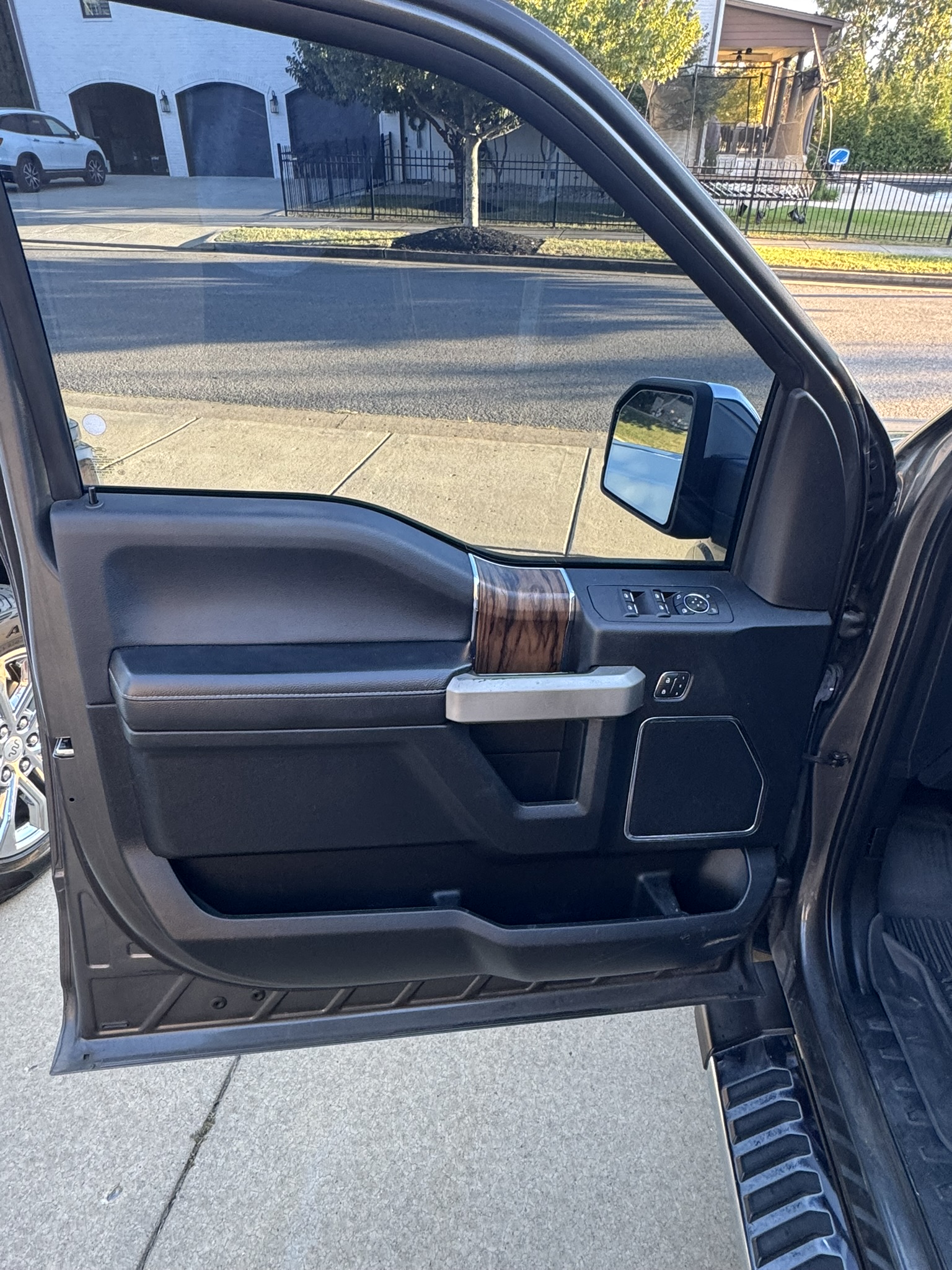 Used 2018 Ford F150 Lariat w/ Equipment Group 502A Luxury AWD/4WD image 23