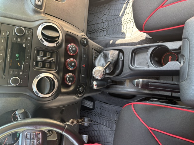 Used 2014 Jeep Wrangler Unlimited Sahara w/ Connectivity Group AWD/4WD image 9