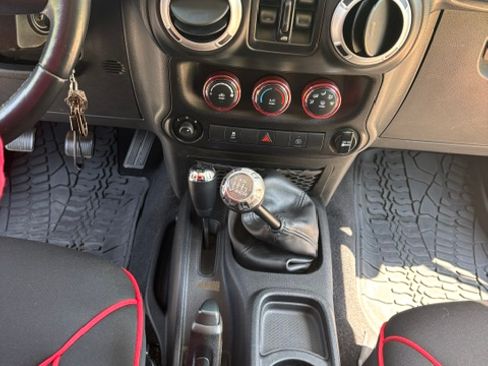 Used 2014 Jeep Wrangler Unlimited Sahara w/ Connectivity Group AWD/4WD image 9