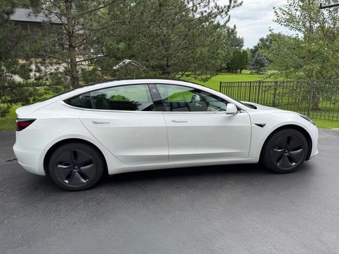 Used 2020 Tesla Model 3 Standard Range Plus RWD image 1