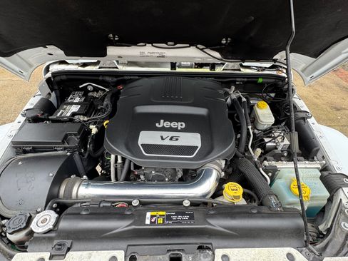 Used 2017 Jeep Wrangler Unlimited Sahara w/ Connectivity Group image 10