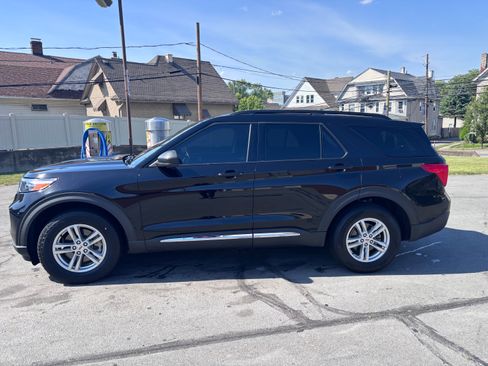 Used 2020 Ford Explorer XLT AWD/4WD image 2
