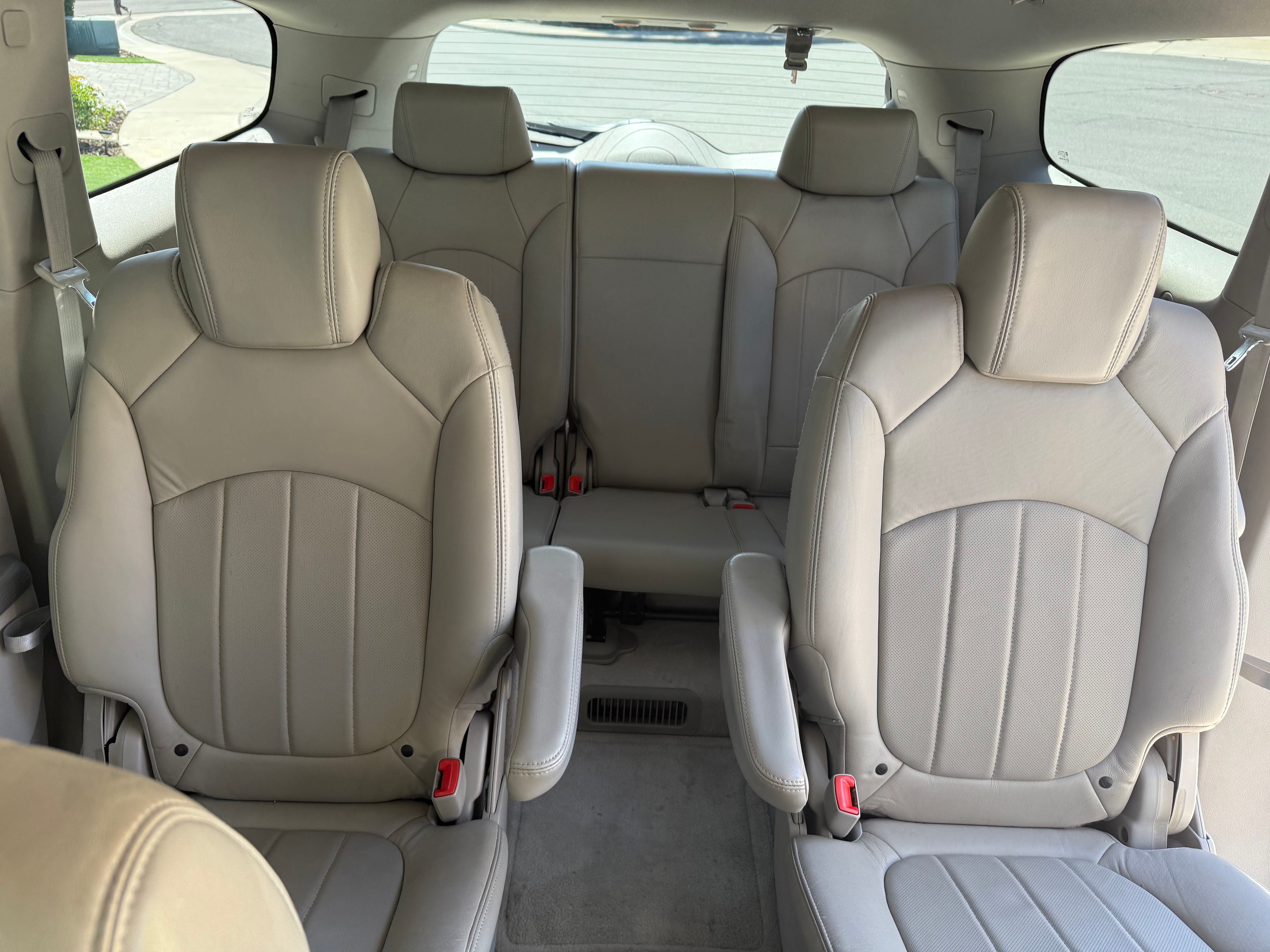 Used 2008 Buick Enclave CXL w/ Entertainment Package #4 FWD image 9