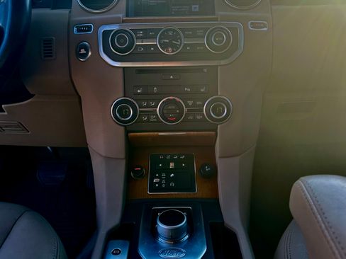 Used 2016 Land Rover LR4 HSE AWD/4WD image 9