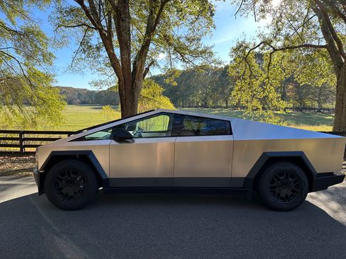 Used 2024 Tesla Cybertruck AWD Crew Cab image 18