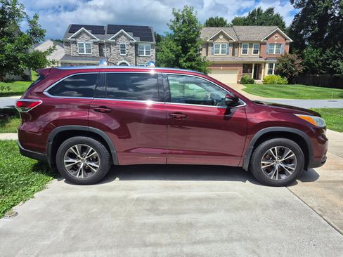 Used 2016 Toyota Highlander XLE AWD/4WD image 12