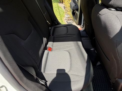 Used 2016 Jeep Renegade Latitude w/ Cold Weather Group AWD/4WD image 18