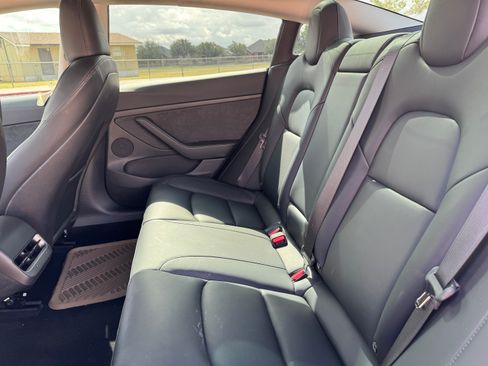 Used 2023 Tesla Model 3 Standard Range image 9