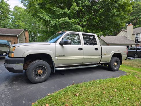 Used 2004 Chevrolet Silverado 2500 LS w/ Snow Plow Prep Package image 1