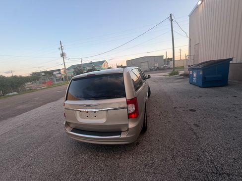 Used 2014 Chrysler Town & Country Touring FWD image 6
