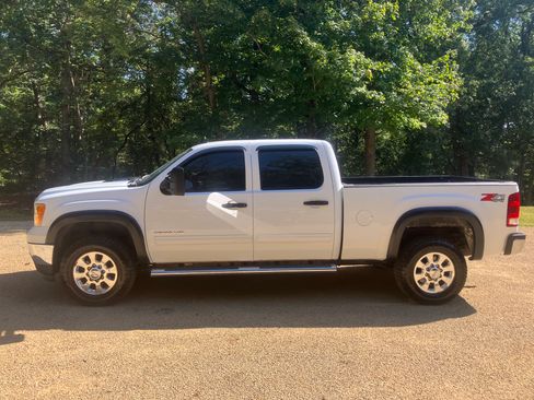 Used 2014 GMC Sierra 3500 SLE image 1