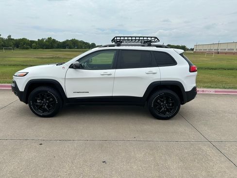 Used 2016 Jeep Cherokee Trailhawk w/ Leather Interior Group AWD/4WD image 4