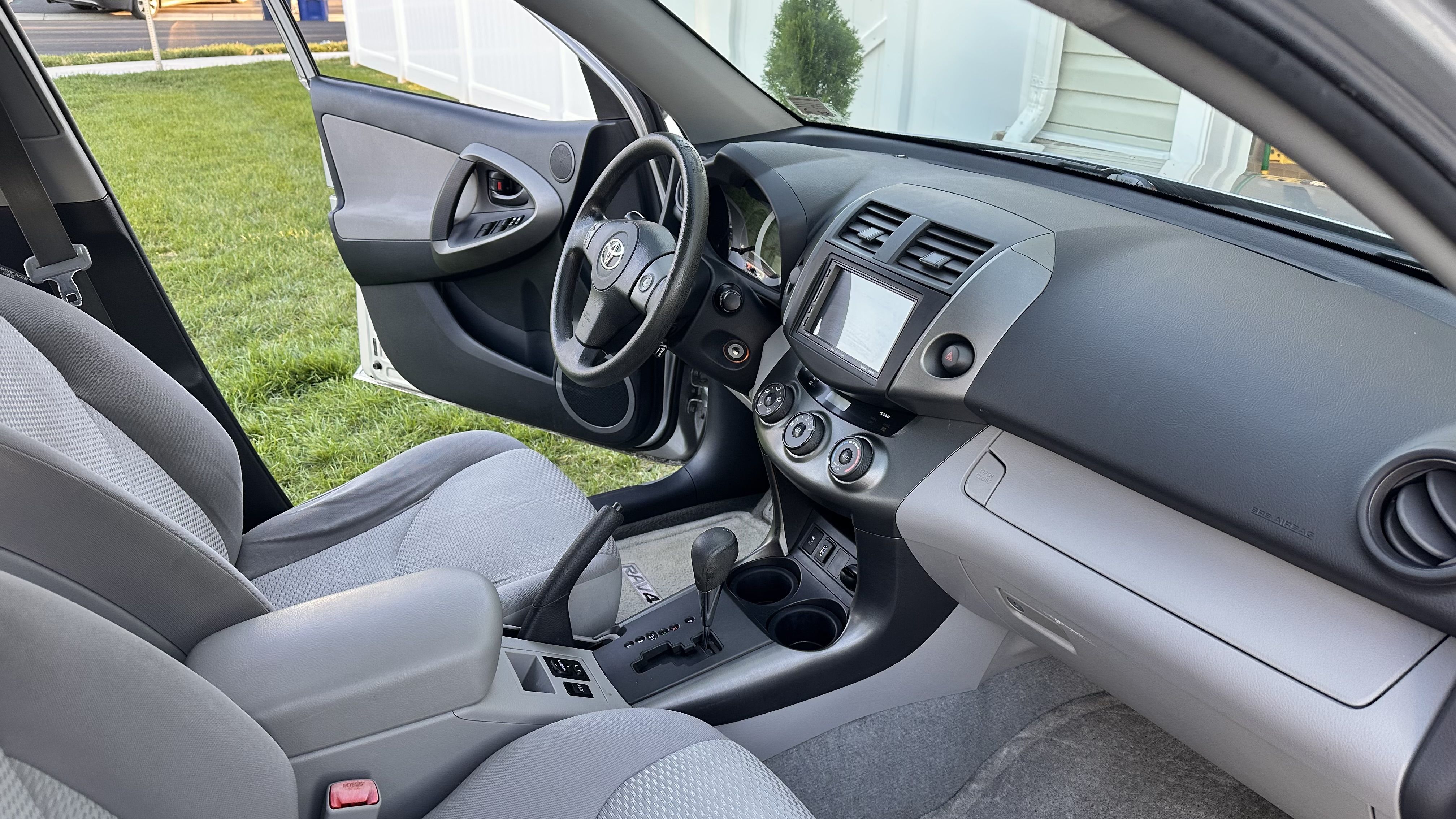Used 2011 Toyota RAV4 2WD w/ Upgrade Value Pkg image 4