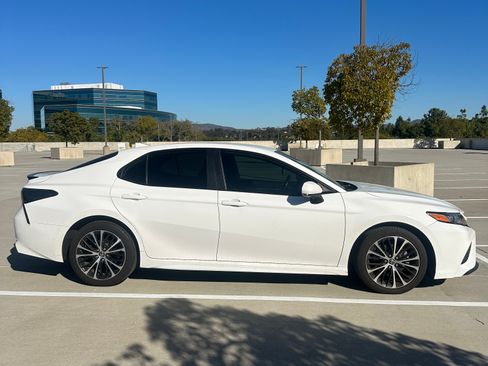 Used 2019 Toyota Camry SE image 2