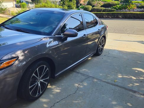 Used 2020 Toyota Camry SE w/ Preferred Accessory Package image 11