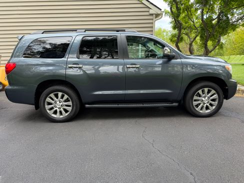 Used 2010 Toyota Sequoia Limited AWD/4WD image 2