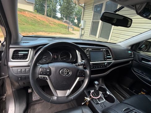 Used 2016 Toyota Highlander XLE FWD image 5