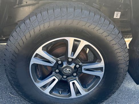 Used 2016 Toyota Tacoma TRD Sport w/ Towing Package AWD/4WD image 8