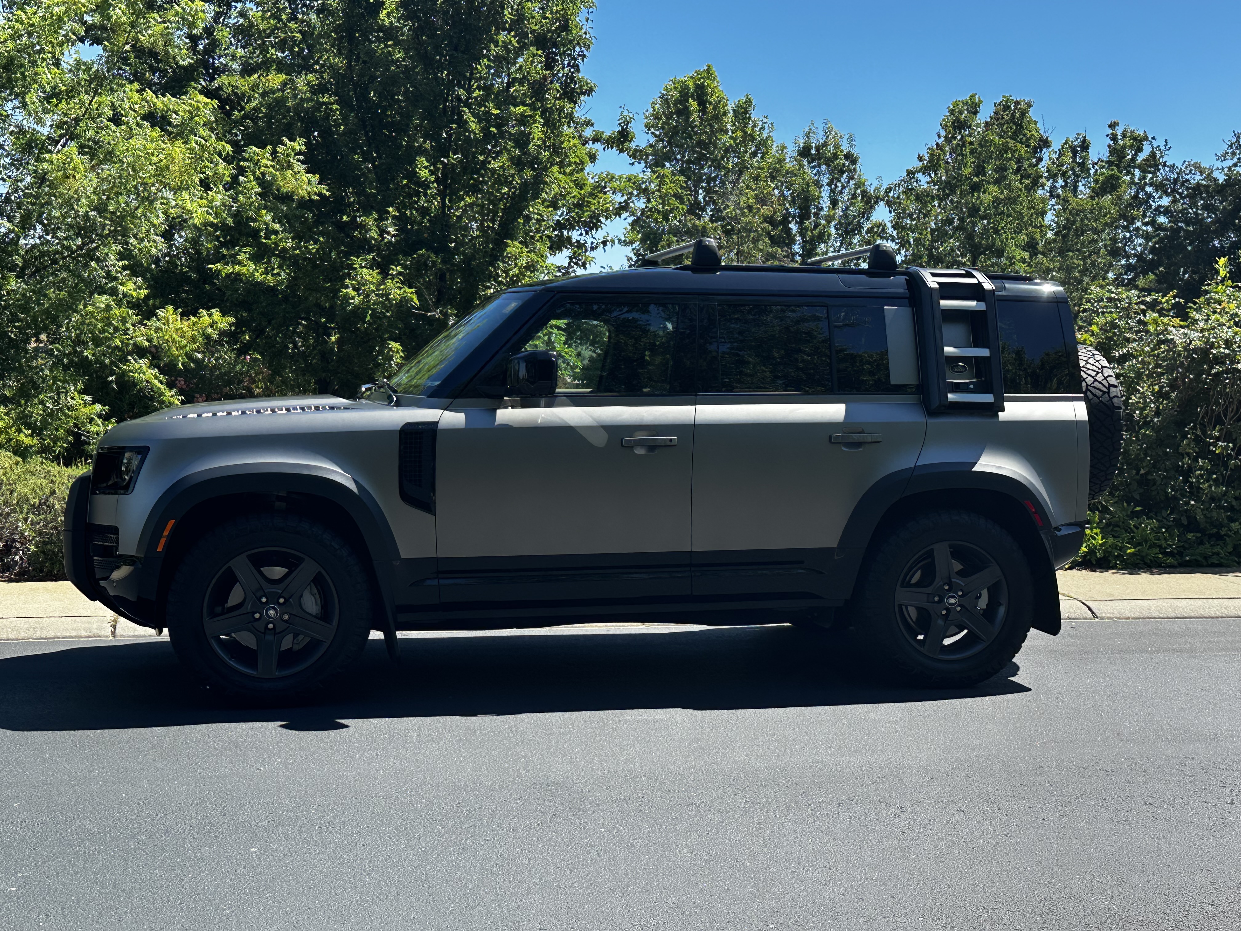 Used 2025 Land Rover Defender 110 X-Dynamic SE AWD/4WD image 4
