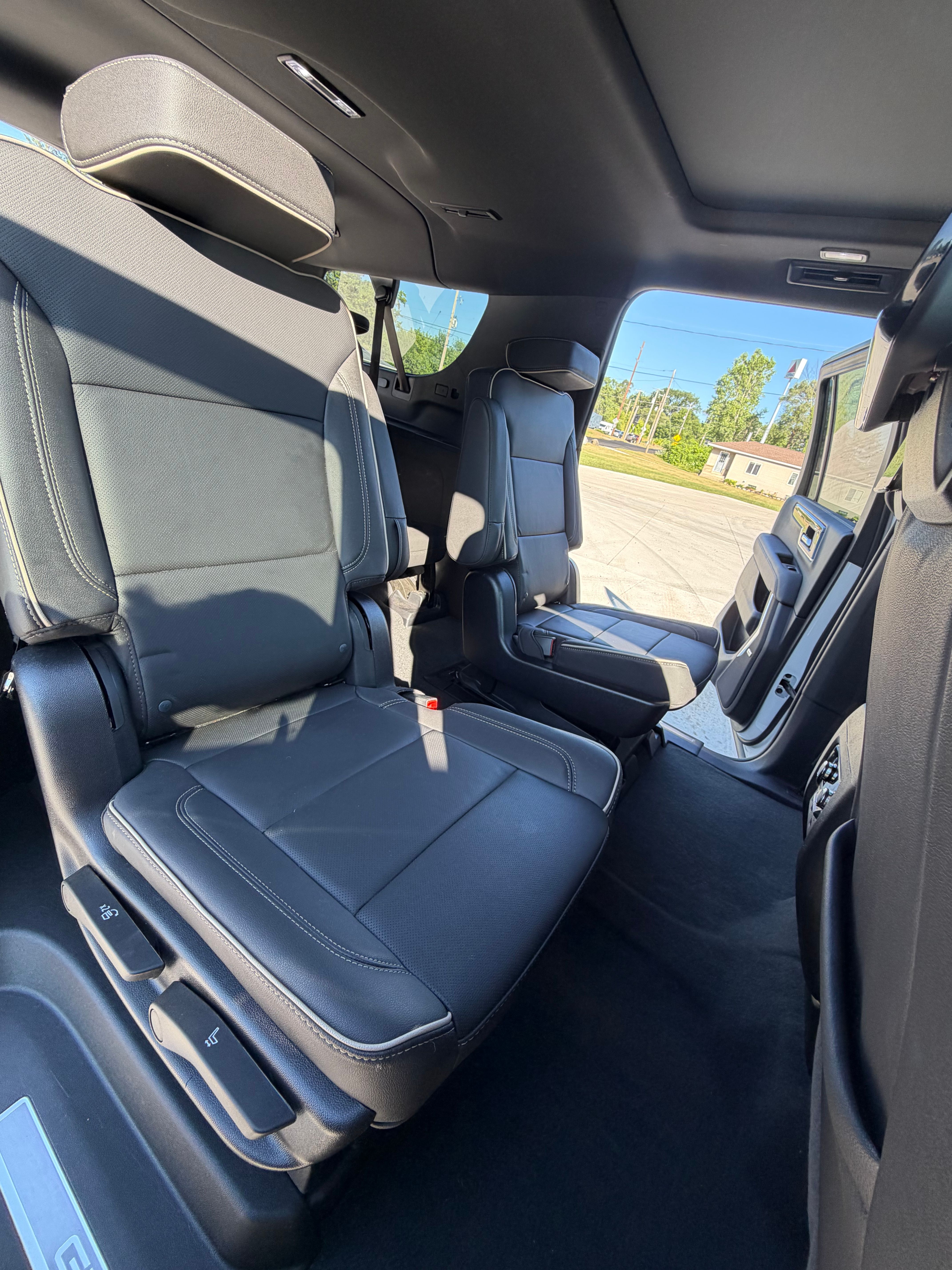 Used 2025 GMC Yukon XL Elevation w/ Elevation Premium Package AWD/4WD image 11
