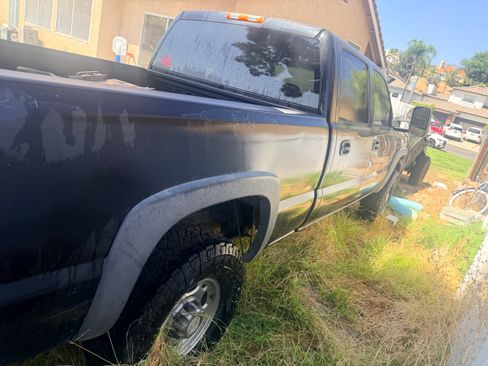 Used 2005 Chevrolet Silverado 2500 LT w/ Heavy-Duty Power Package RWD image 12