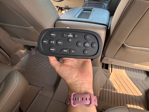 Used 2019 Chevrolet Suburban Premier AWD/4WD image 25