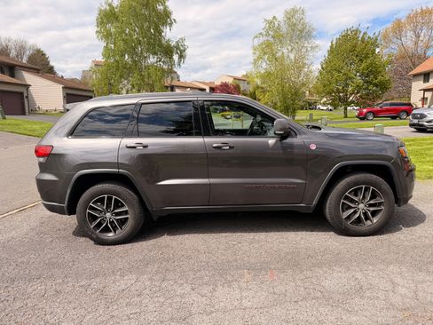 Used 2017 Jeep Grand Cherokee Trailhawk AWD/4WD image 8