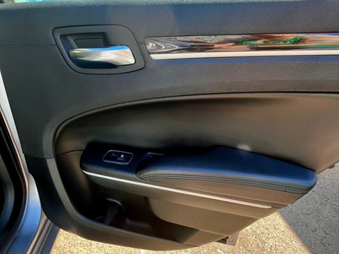 Used 2015 Chrysler 300 Limited RWD image 6