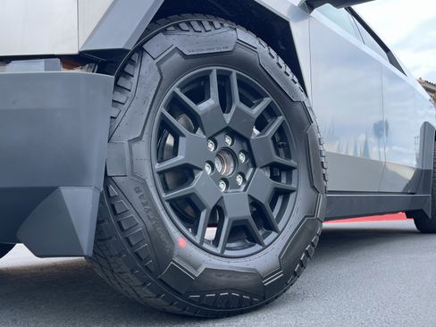 Used 2024 Tesla Cybertruck AWD Crew Cab image 10