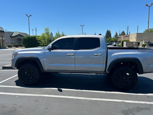 Used 2018 Toyota Tacoma TRD Off-Road w/ Technology Package AWD/4WD image 1