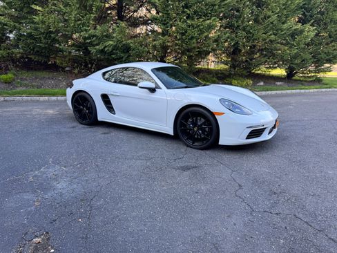 Used 2019 Porsche 718 Cayman image 2