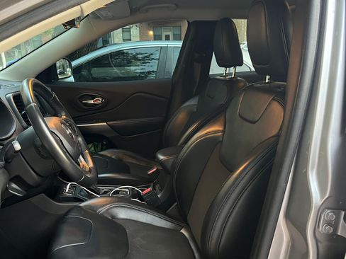 Used 2019 Jeep Cherokee Latitude Plus FWD image 12