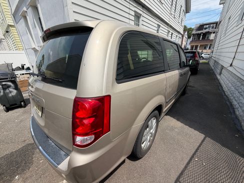 Used 2015 Dodge Grand Caravan American Value Package FWD image 9