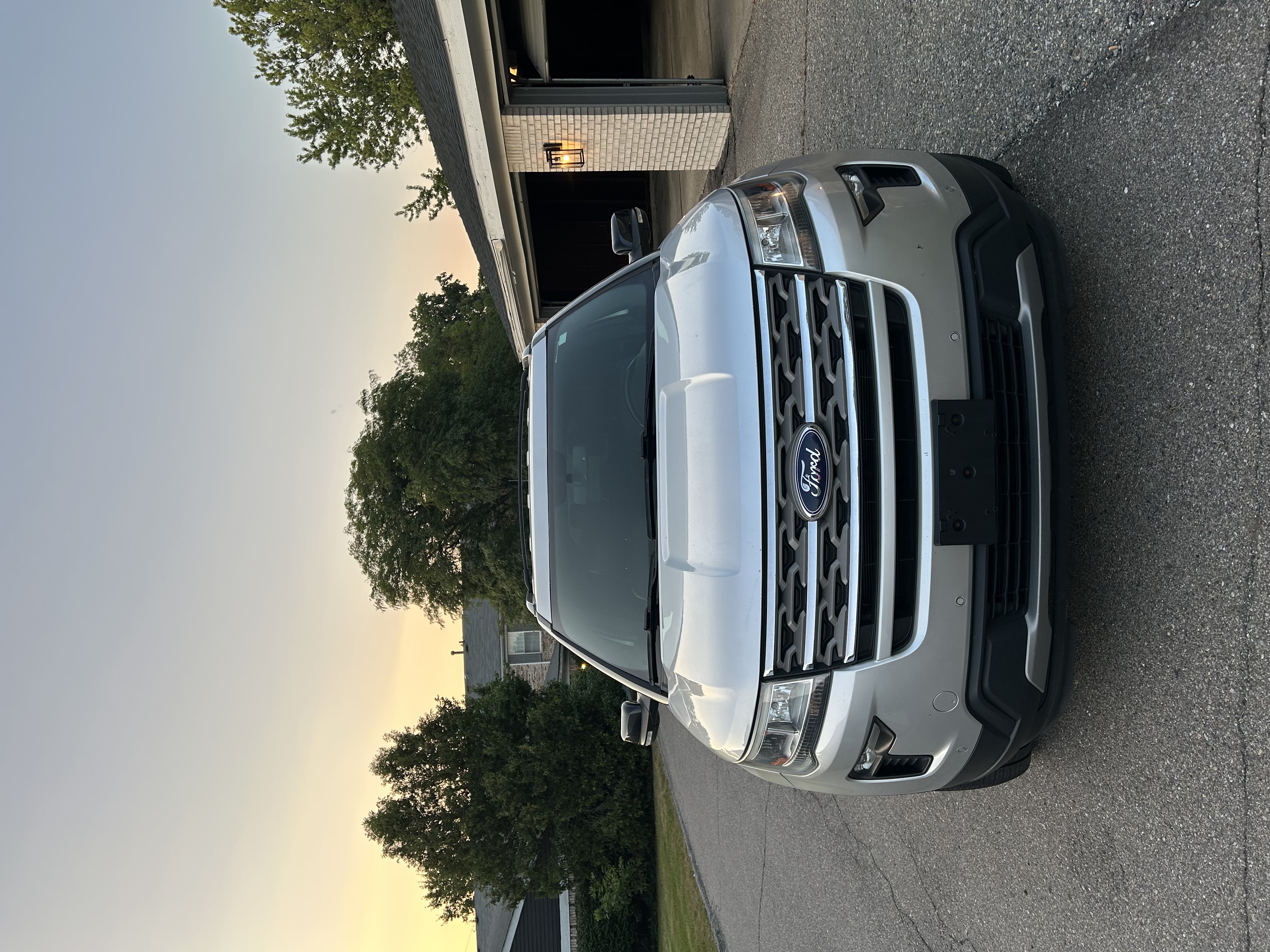 Used 2018 Ford Explorer XLT w/ Equipment Group 202A AWD/4WD image 1