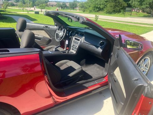 Used 2010 Ford Mustang Premium RWD image 12